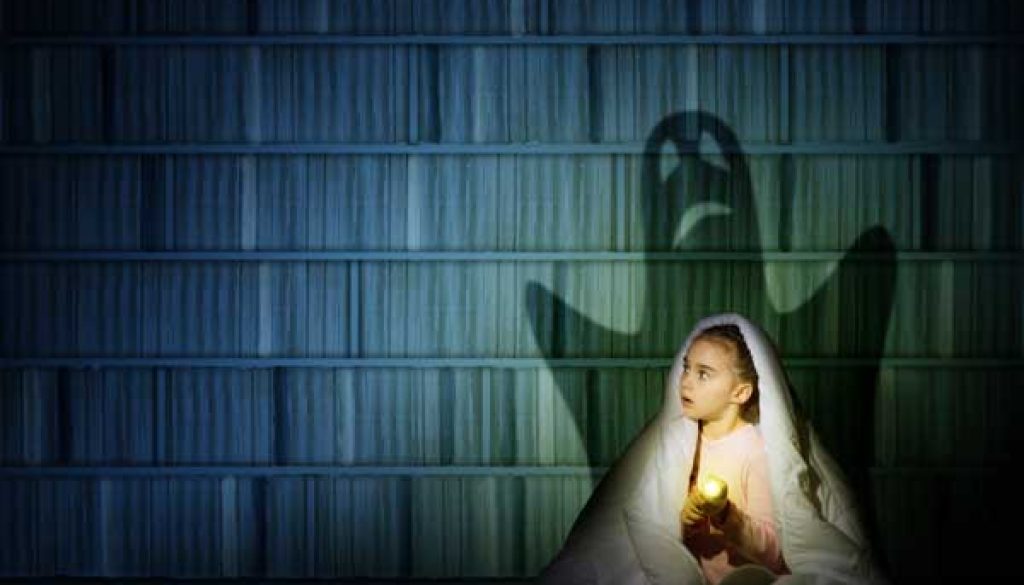 girl-under-the-covers-with-a-flashlight